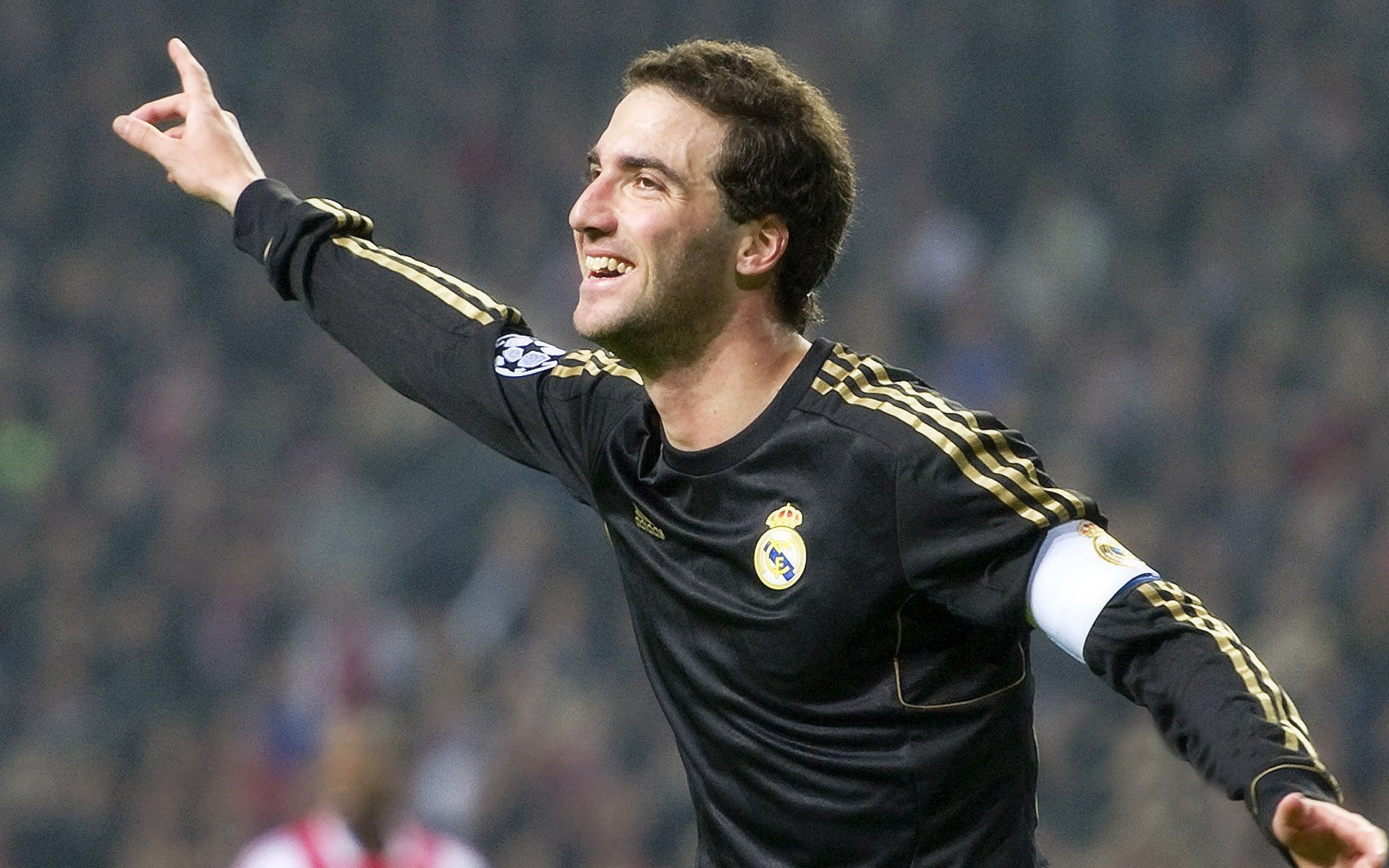 国王控卫投篮手感火热连续命中三分,国王队投手