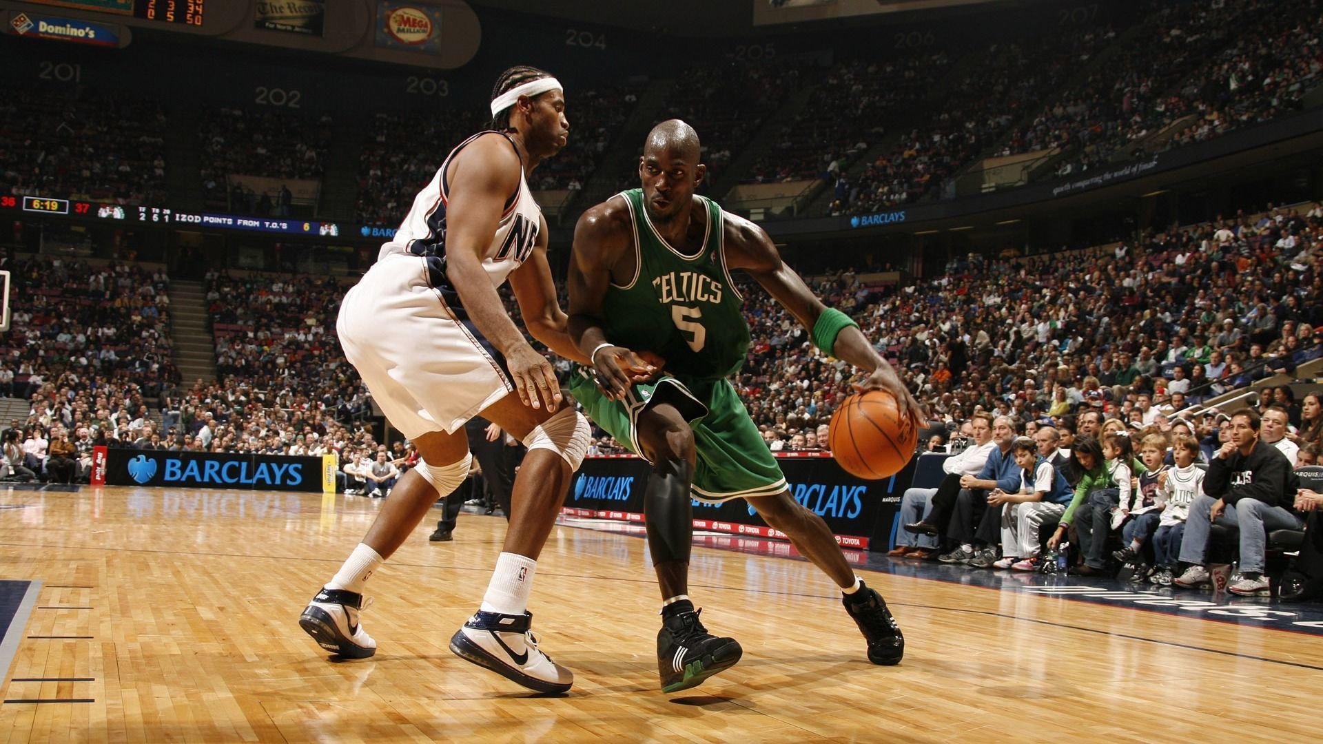 翻译官在场边随时待命，翻译官在场边随时待命什么意思